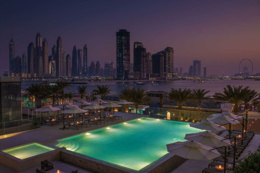 منتجع راديسون بيتش نخلة جميرا هو فندق فاخر في دبي