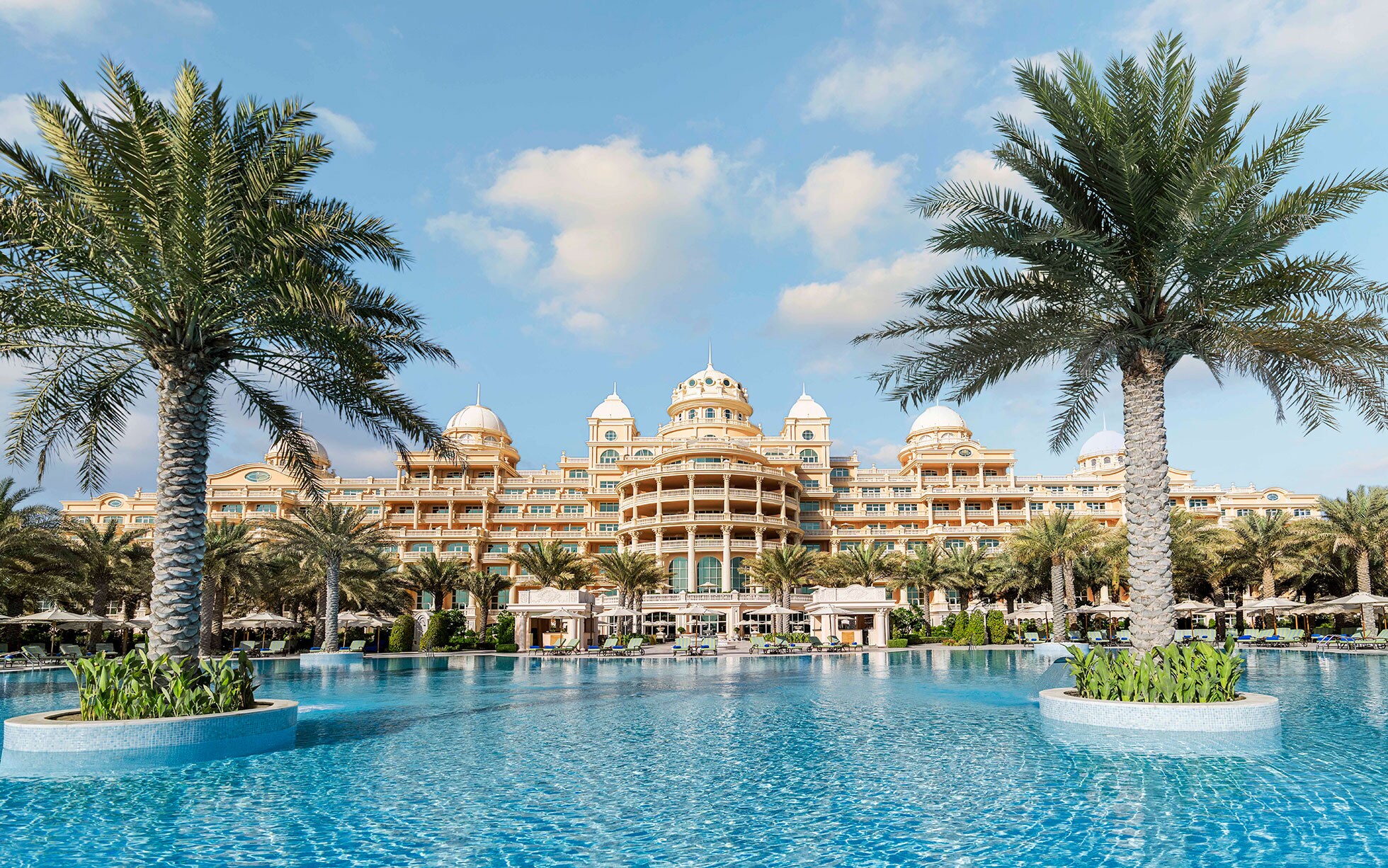 منتجع و فندق رافلز نخلة جميرا يعد من أفضل منتجعات دبي للعرسان