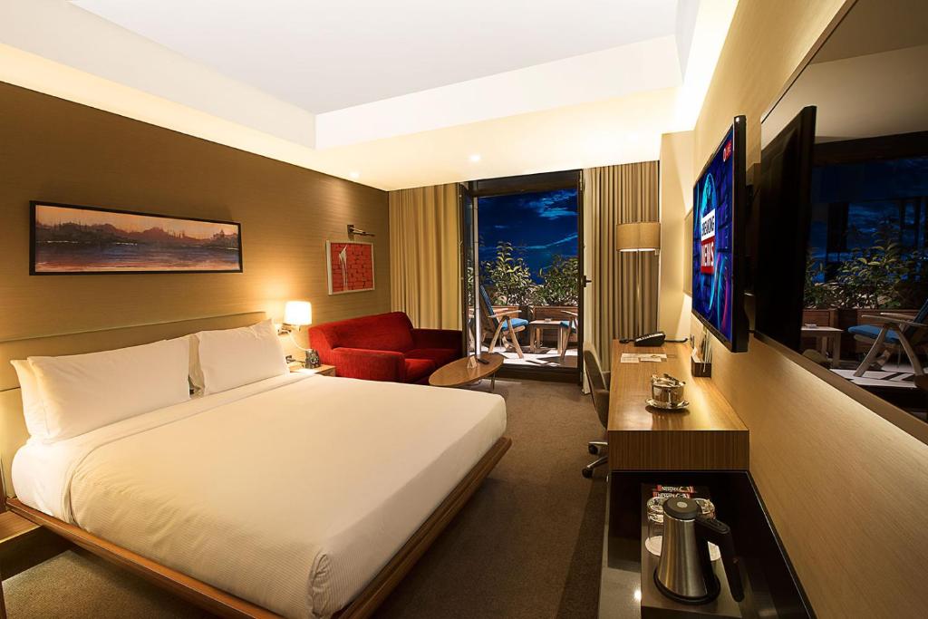 يعد دوبل تري من هيلتون إسطنبول أولد تاون من أشهر فنادق فاتح في إسطنبول.