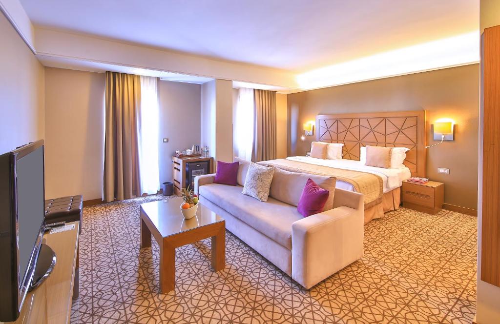 يعد رامادا إسطنبول تقسيم من أشهر فنادق في تقسيم إسطنبول.