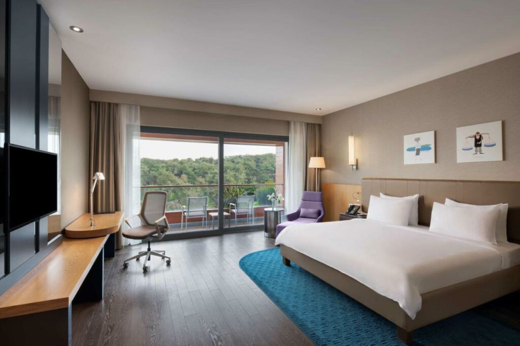 راديسون بلو هوتل اند سبا إسطنبول توزل يصنف ضمن أفضل فنادق قريبة من مطار صبيحة إسطنبول.