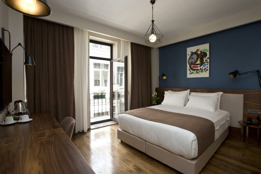 من أشهر فنادق في كاراكوي إسطنبول هو سنوغ رومز آند سويتس.