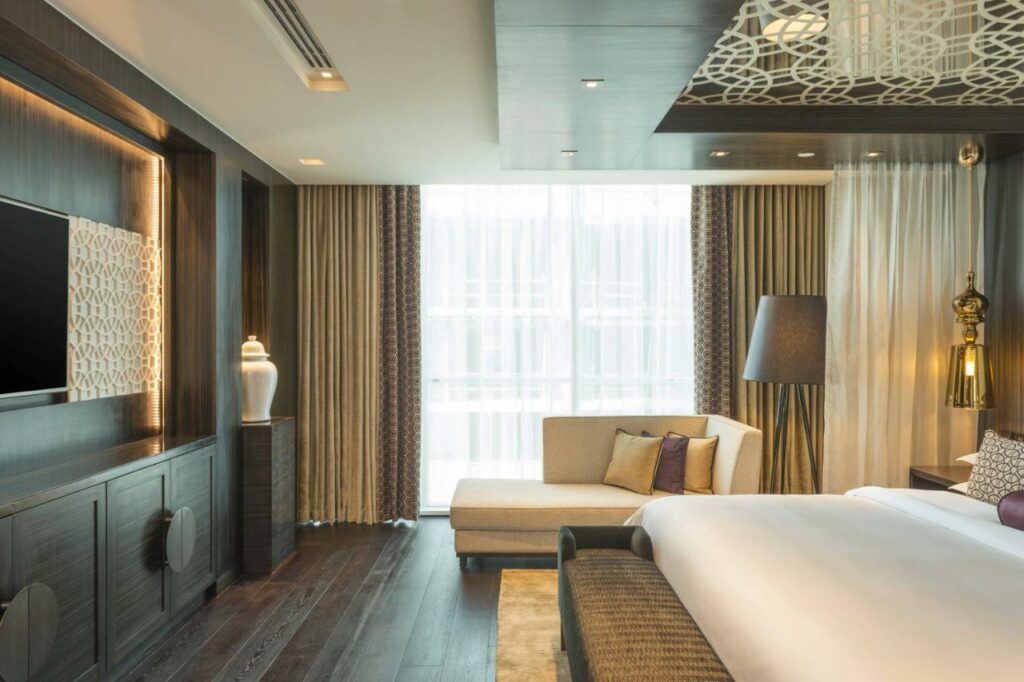 يعتبر شيراتون جراند دبي شارع الشيخ زايد أحد أفضل شقق فندقية في دبي للعوائل.