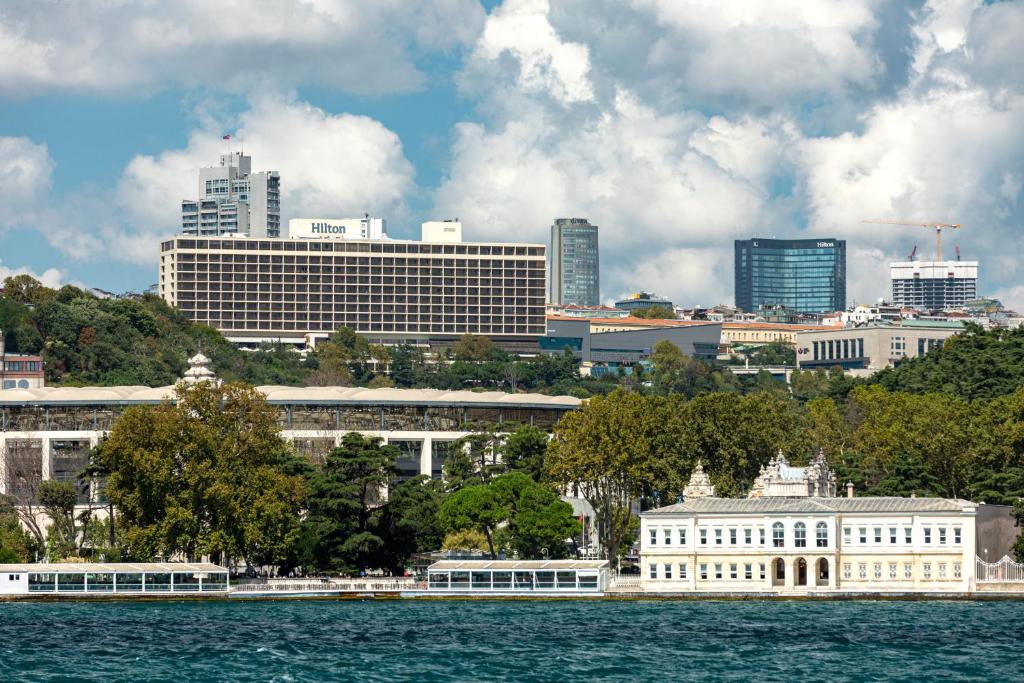 يعد فندق هيلتون إسطنبول البوسفور أحد أشهر فنادق إسطنبول.