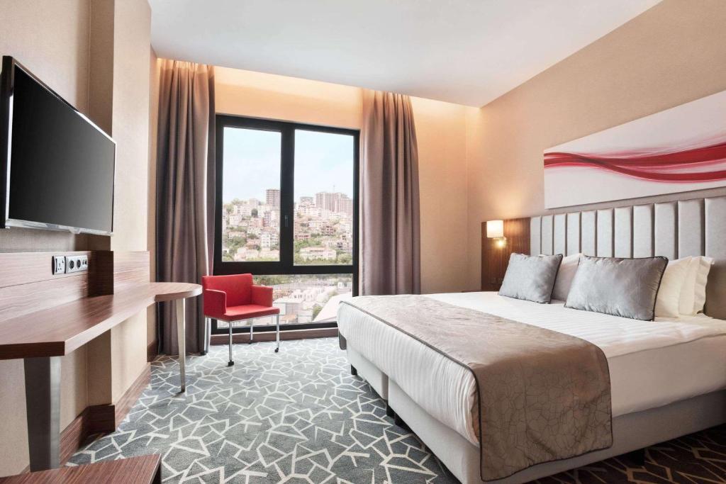 من أشهر فنادق في إسطنبول هو رمادا إسطنبول أليبيكوي.
