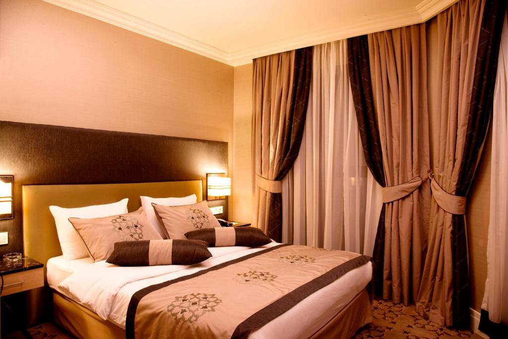 يعتبر فندق داركهيل إسطنبول واحد من أشهر فنادق فاتح في إسطنبول.