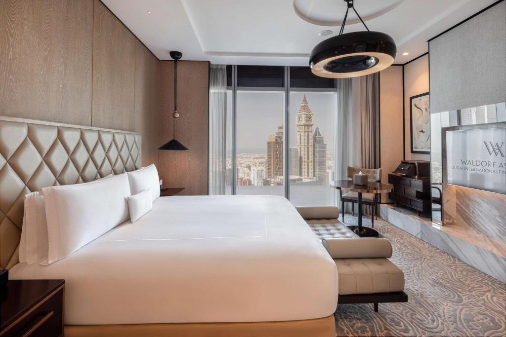 يعتبر والدورف أستوريا مركز دبي المالي العالمي من أفخم فنادق هيلتون في دبي.
