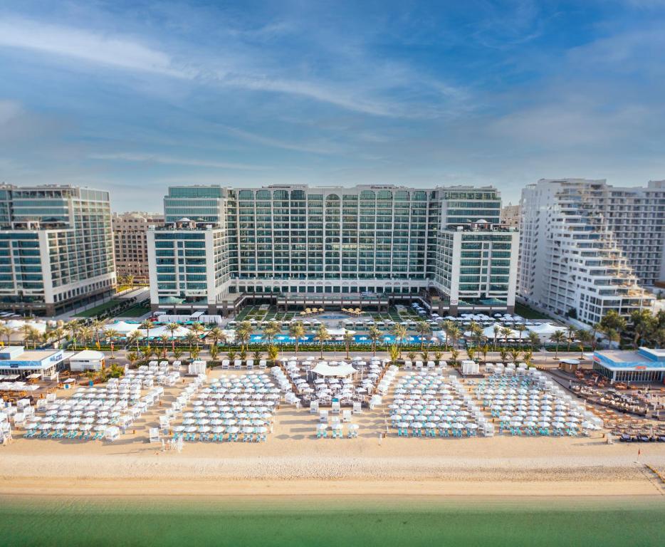 من أفضل فنادق هيلتون دبي هو هيلتون دبي نخلة جميرا.