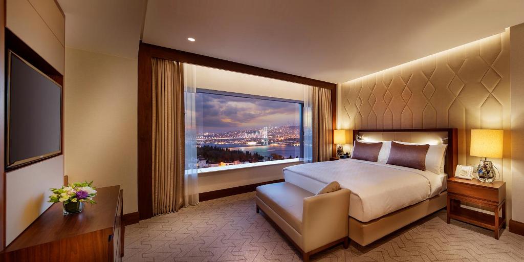 فندق كونراد أحد أشهر فنادق مطلة على البسفور إسطنبول.