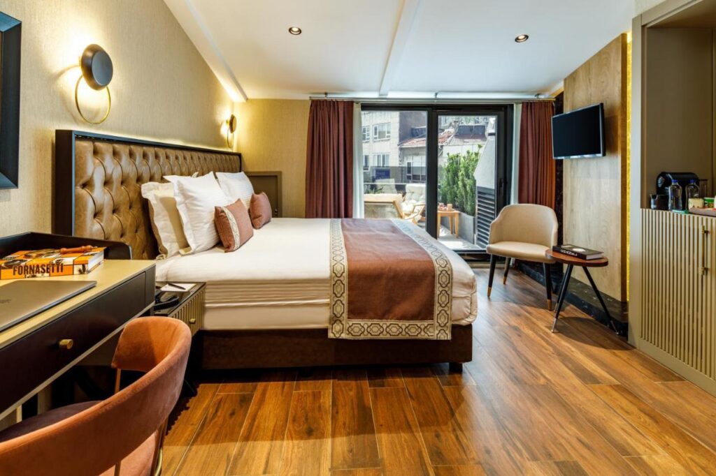 من أشهر فنادق إسطنبول سيركجي فندق يورو ديزاين سيركجي.