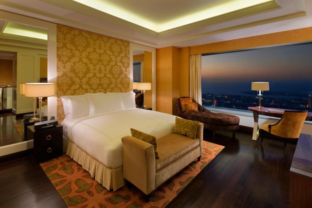 فندق كونراد دبي أشهر فنادق فخمة في دبي.
