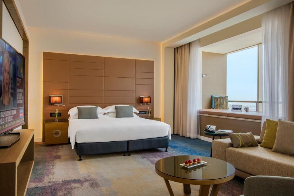 من أشهر فنادق دبي فندق روتانا دبي.