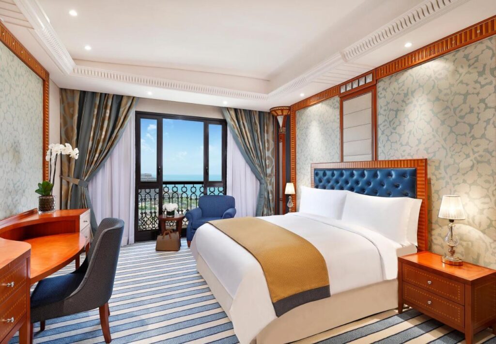 من أجمل فنادق على البحر في جدة فندق الريتز كارلتون جدة.