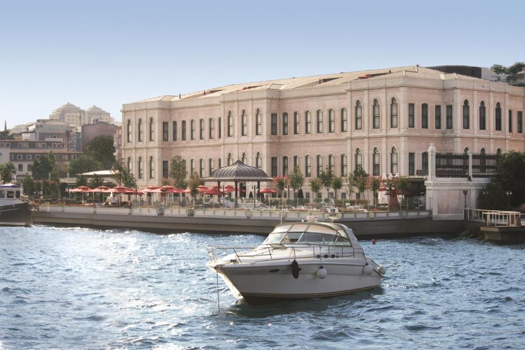 فندق فور سيزونز إسطنبول يعد من أفخم فنادق إسطنبول ٥ نجوم.