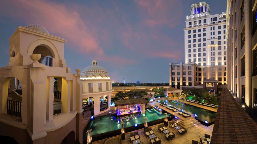 يعد فندق كمبنسكي مول الإمارات أحد أفخم فنادق البرشاء دبي.
