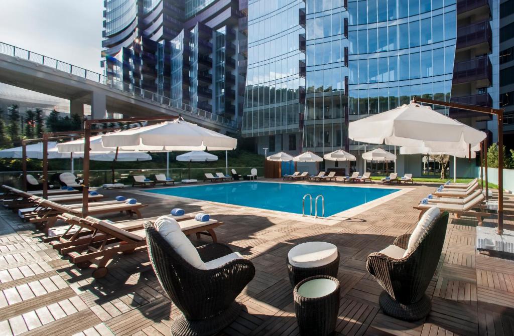 من أشهر فنادق في مسلك إسطنبول هو سومرست ماسلاك إسطنبول. 
