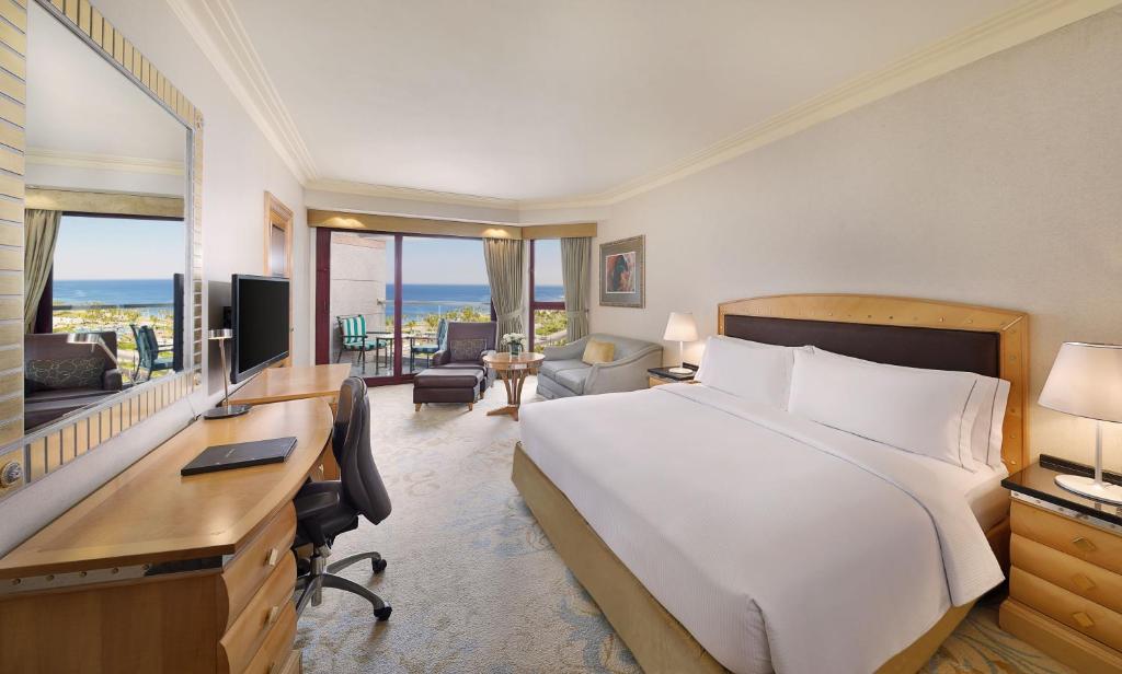 فندق هيلتون جدة هو خيار رائع ضمن قائمة فنادق جدة للعرسان على البحر.