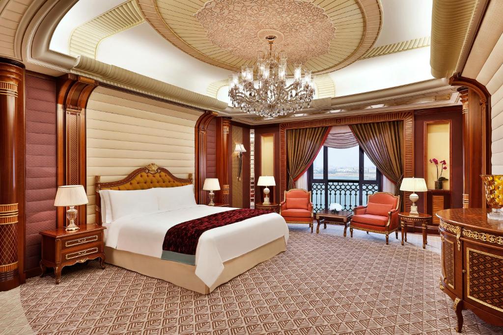 فندق الريتز كارلتون جدة أحد أنسب خيارات الإقامة للباحثين عن فنادق جدة للعرسان على البحر.