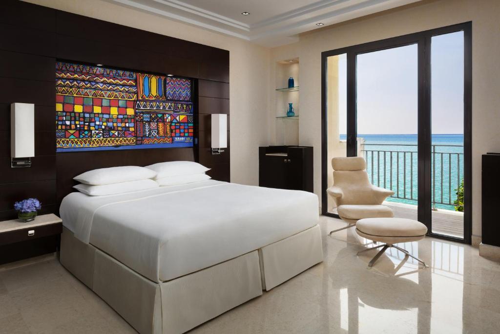 تشتمل فئة فنادق فنادق جدة للعرسان على البحر على عدد كبير من الفنادق المميّزة من أبرزها فندق حياة بارك جدة.