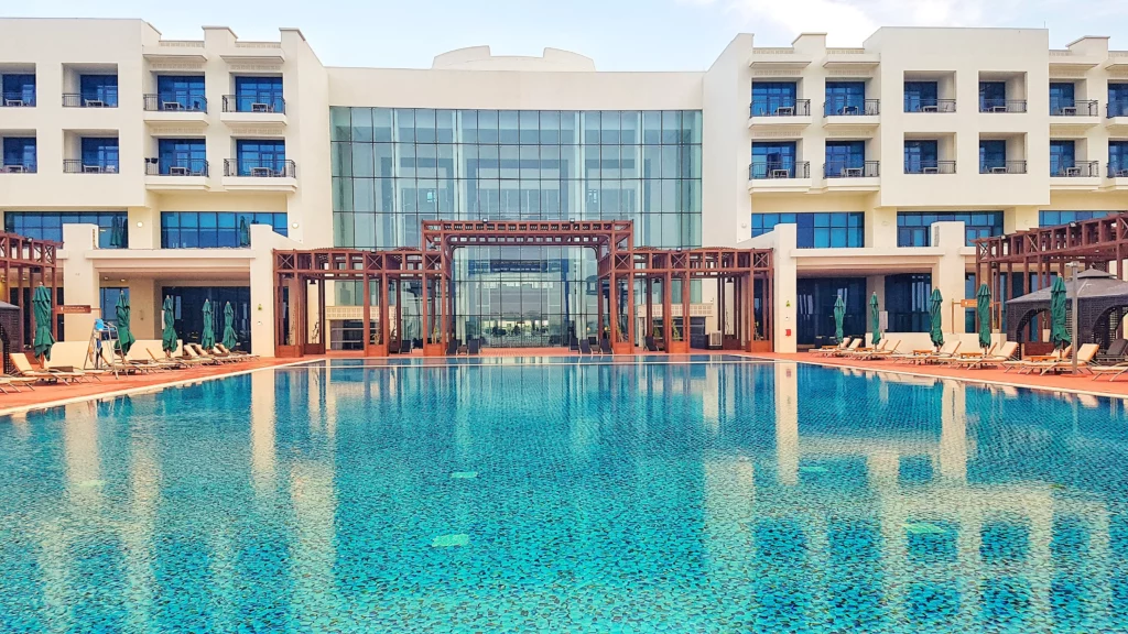 فندق ومنتجع رتاج سلوى من أشهر فندق بمسبح خاص قطر.
