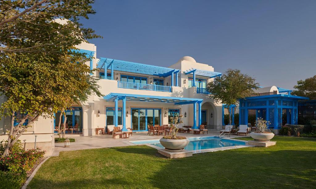 منتجع وفيلات هيلتون شاطئ سلوى هو من أحسن فنادق الدوحة مع مسبح خاص