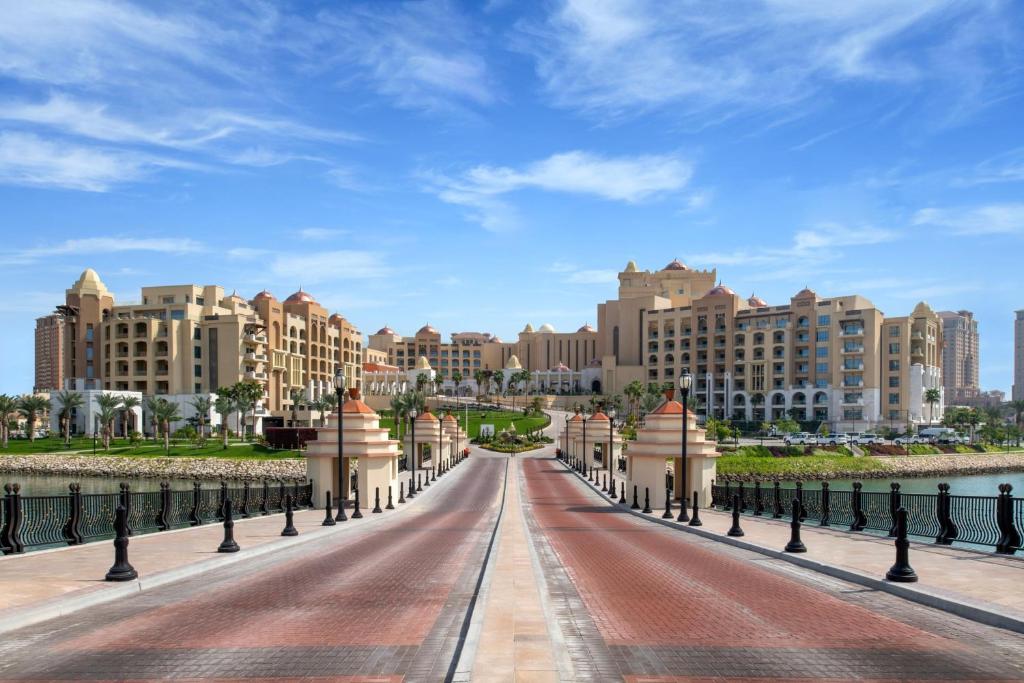 من أشهر فنادق جزيرة اللؤلؤة قطر فندق سانت ريجيس مرسى عربيّة اللؤلؤة قطر