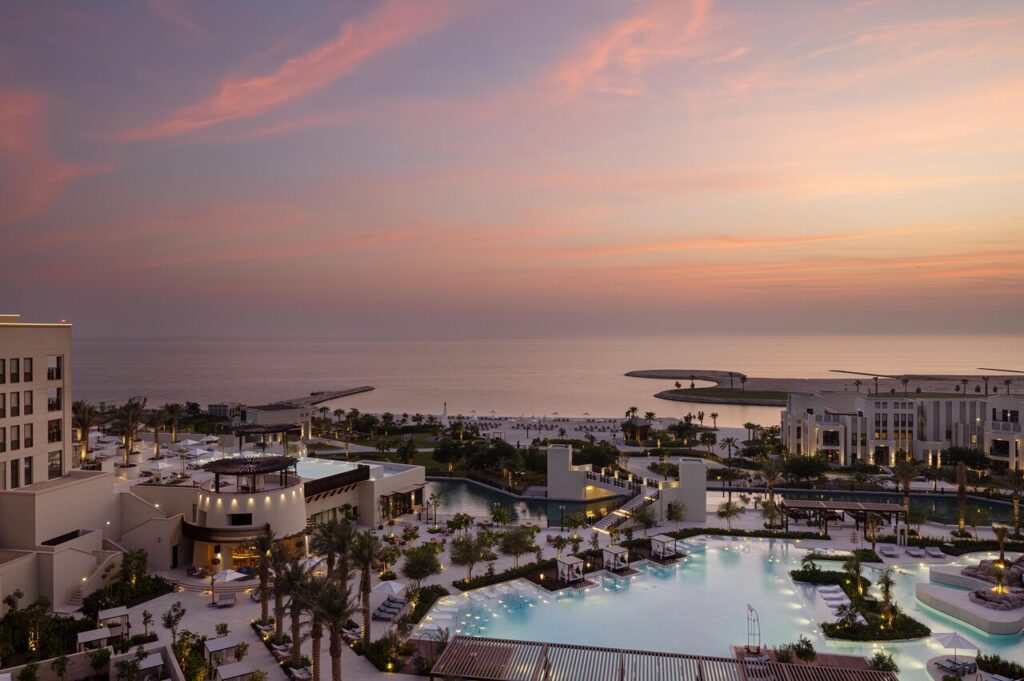 منتجع جميرا خليج البحرين هو أحد فنادق البحرين مطلة على البحر