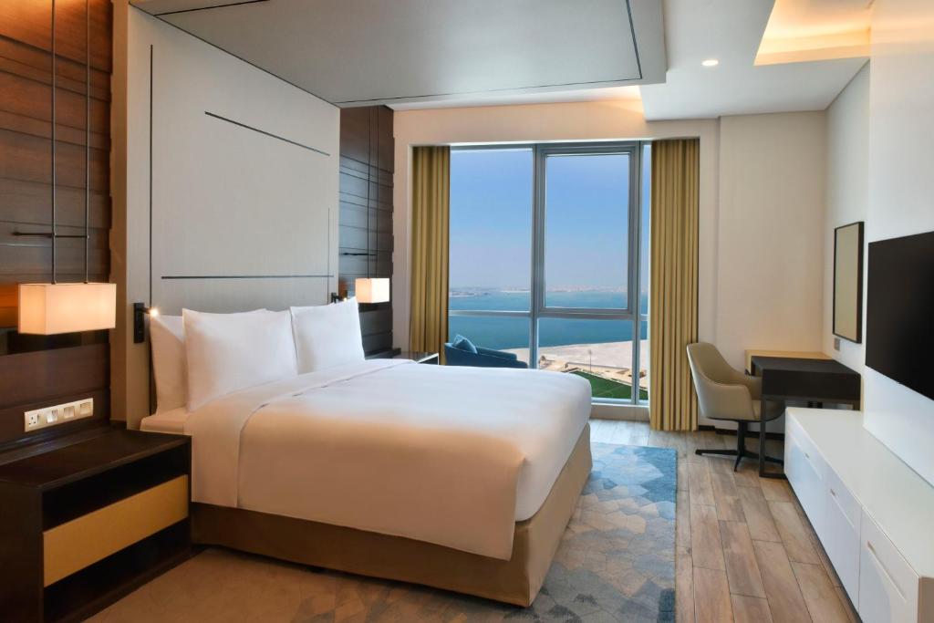 فندق هيلتون البحرين هو أحد فنادق مطلة على البحر في البحرين
