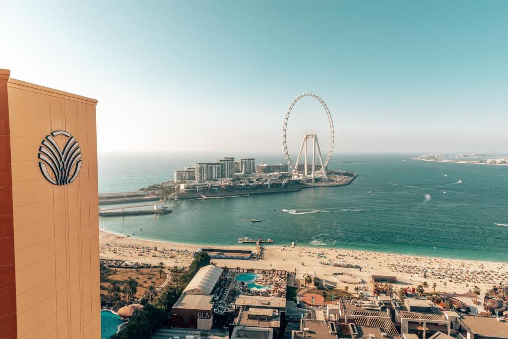 أمواج روتانا دبي من فنادق دبي مطلة على البحر