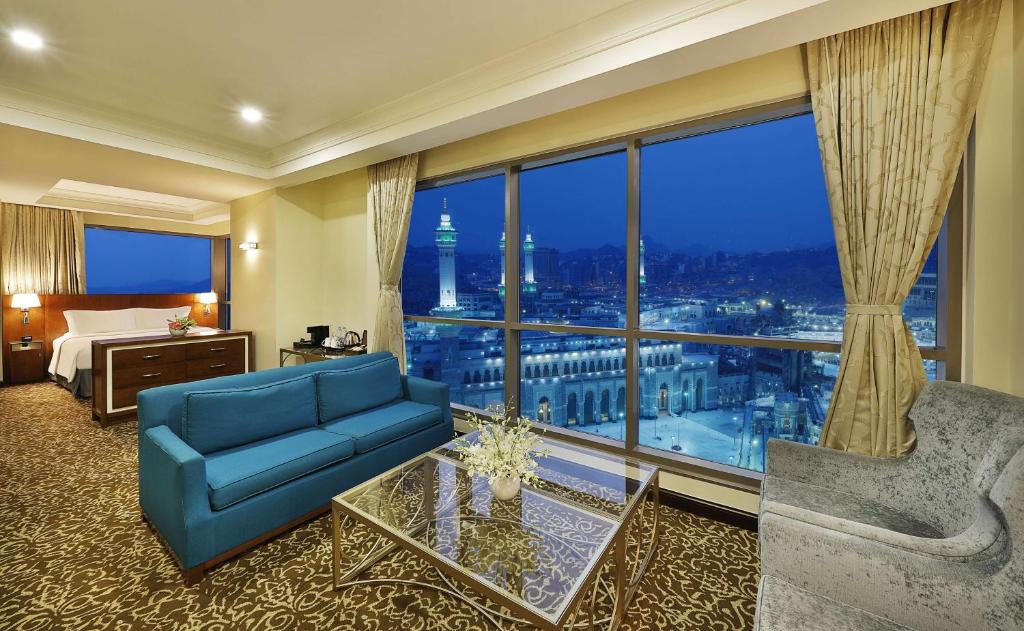 أجنحة هيلتون مكة هو فندق من أفخم فنادق مكة يقع في قلب المدينة