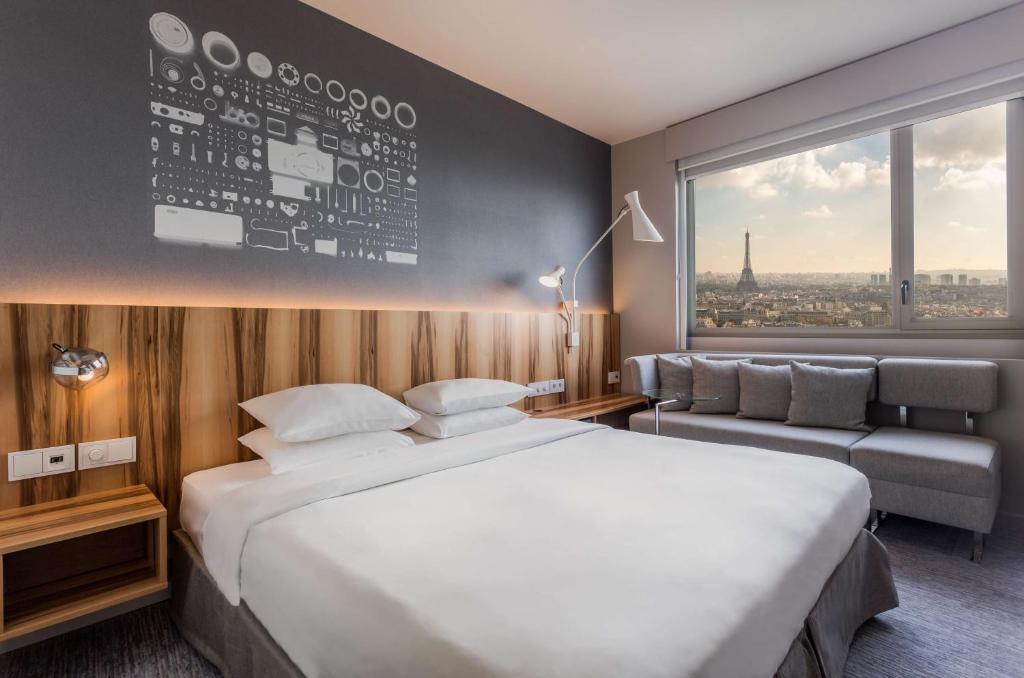 حياة ريجنسي باريس أحد فنادق باريس مطلة على برج إيفل