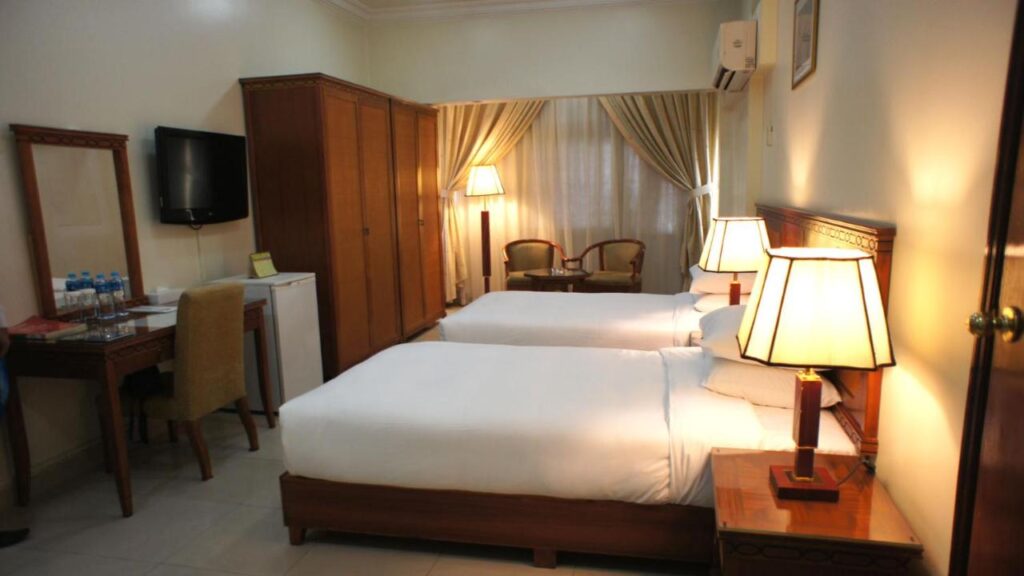 المنتزه بلازا الدوحة هو فندق ثلاث نجوم يقع في حي المنصورية في الدوحة