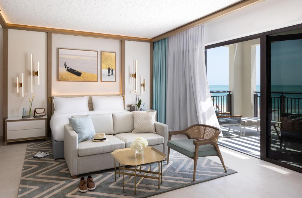 فندق ومنتجع جميرا خليج البحرين هو أجمل فنادق البحرين مطلة على البحر