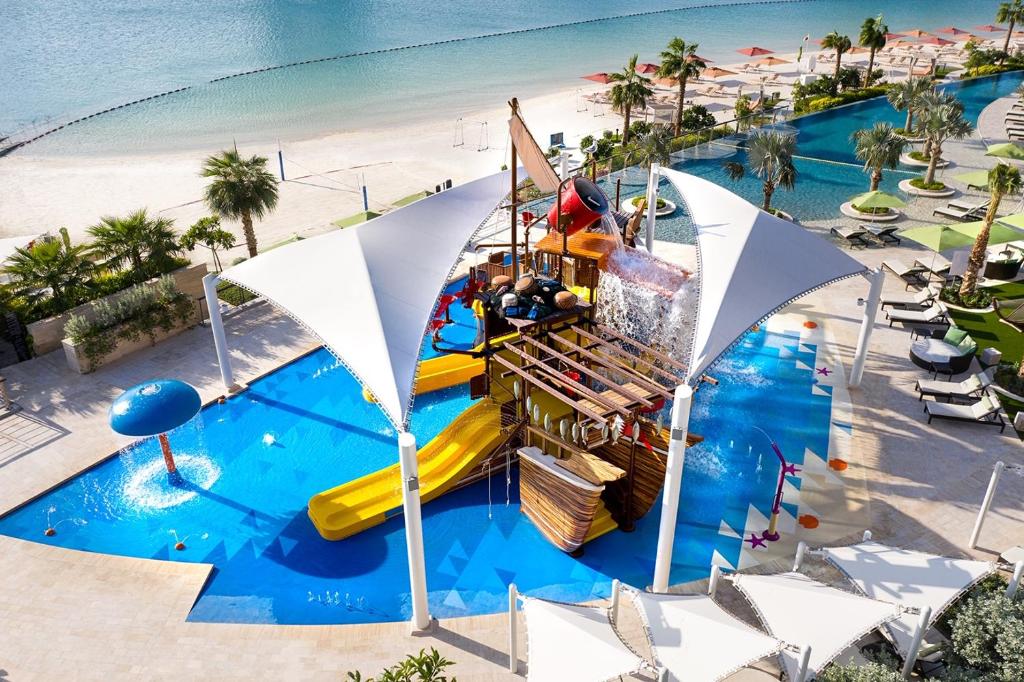 فندق فورسيزونز خليج البحرين أحد أجمل فنادق البحرين للعوائل

