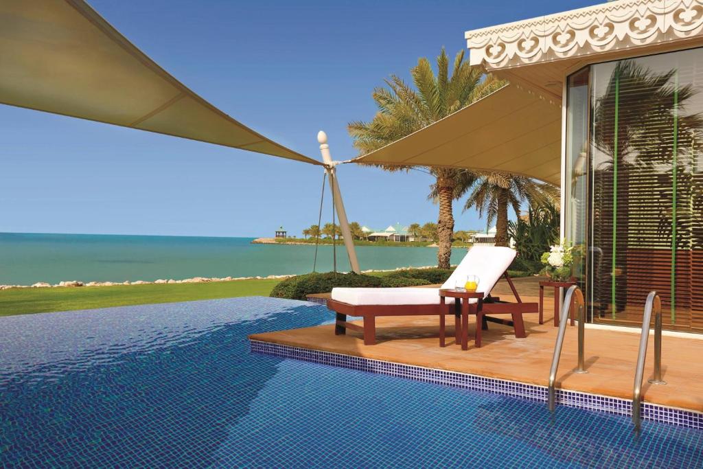 الريتز كارلتون البحرين هو أحد أفضل فنادق البحرين بمسابح خاصة