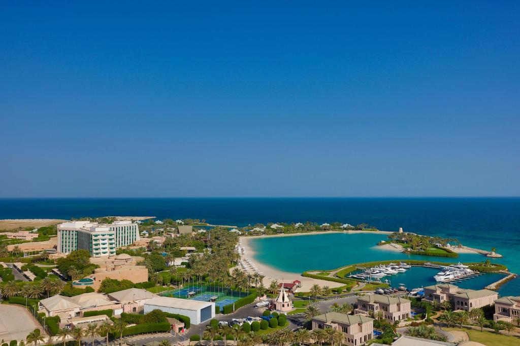 الريتز كارلتون البحرين  أجمل منتجعات البحرين شاطئ خاص
