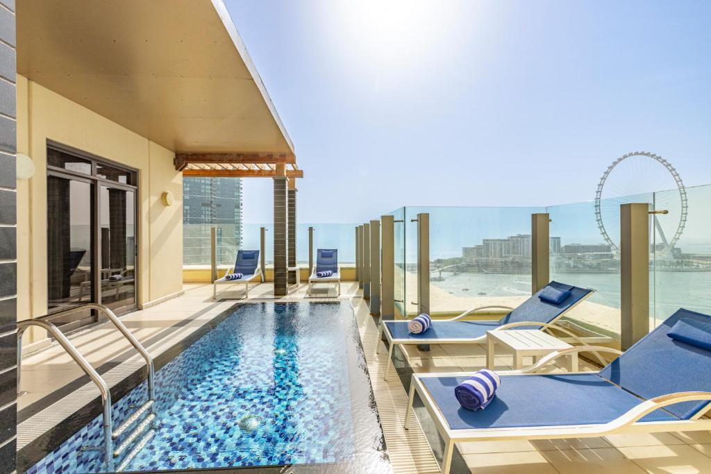 يتميز فندق روضة أمواج جميرا بيتش بأنه من أشهر فنادق دبي جي بي ار.