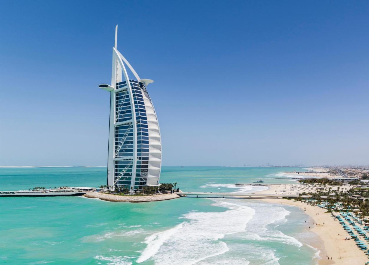 يعد منتجع و فندق برج العرب جميرا دبي من أشهر منتجعات دبي على البحر.