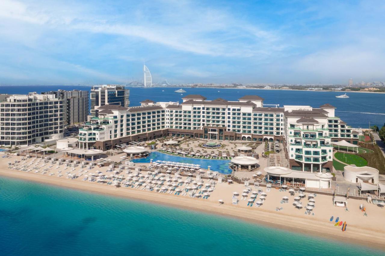 يعد منتجع و فندق تاج اكزوتيكا دبي من أفخم منتجعات في دبي على البحر.
