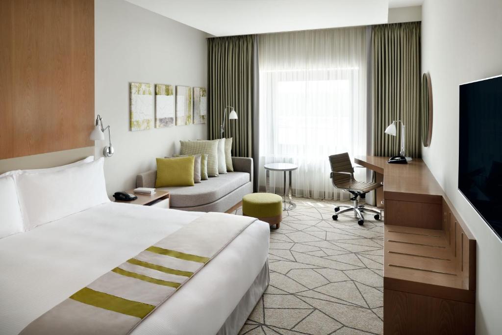 فندق هوليدي ان فيستيفال سيتي أحد أفضل  فنادق أربع نجوم دبي