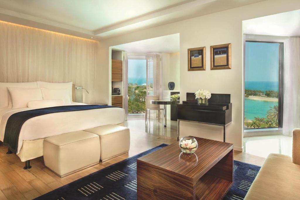 فندق الريتز كارلتون البحرين يعتبر من أفضل فنادق البحرين المطلة على البحر