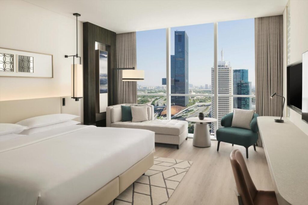يعتبر شيراتون جراند دبي شارع الشيخ زايد أحد أفضل شقق فندقية في دبي للعوائل.