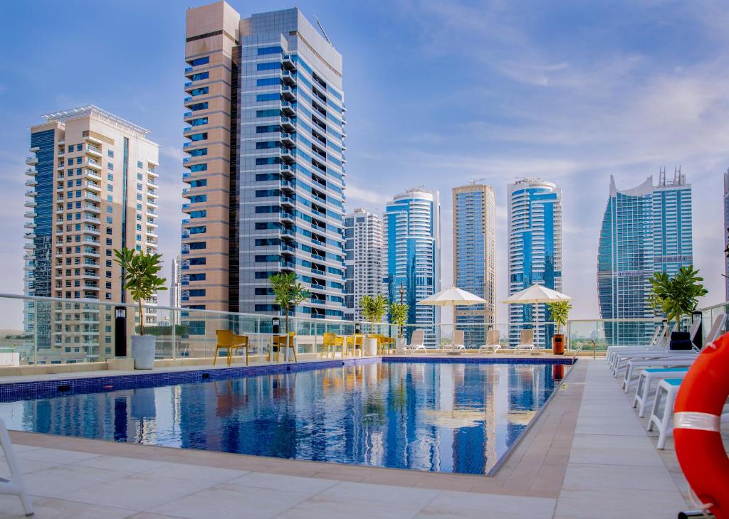 من فنادق دبي جي بي ار الفخمة هو فندق رويال ريجنسي سويتس مارينا.