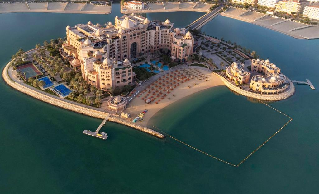 كمبنسكي اللؤلؤة هو فندق فخم من فئة الخمس نجوم يقع على جزيرة اللؤلؤة في الدوحة