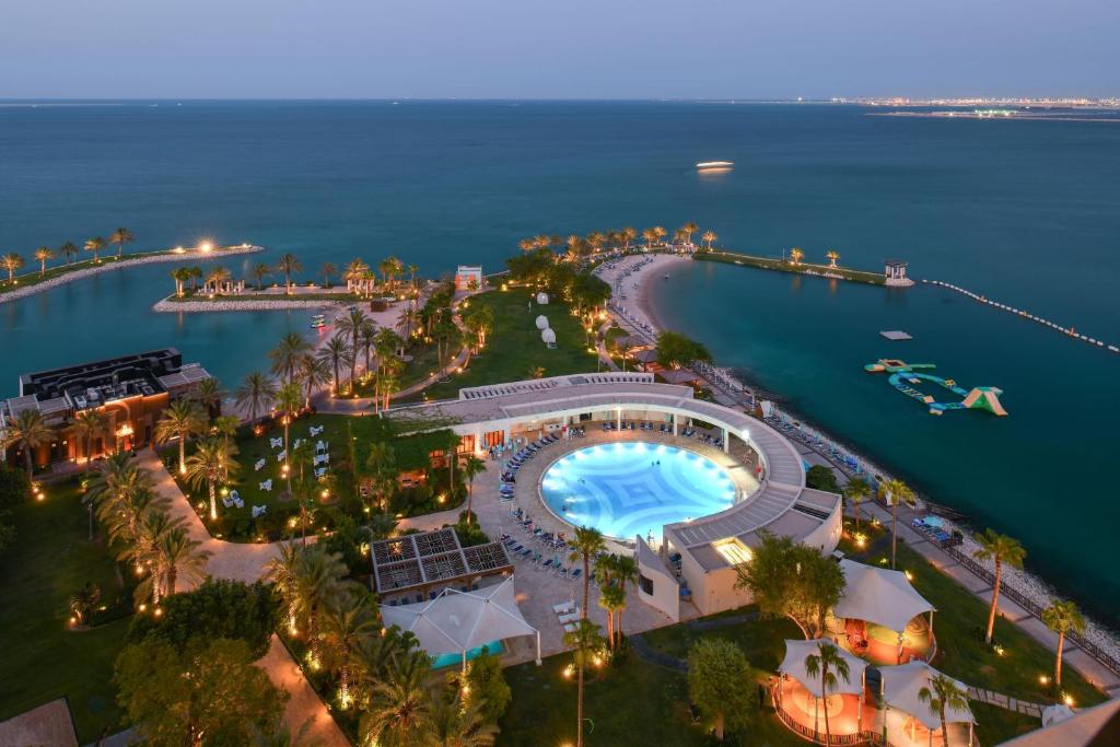 فندق شيراتون الدوحة هو فندق فاخر من فئة الخمس نجوم يقع على شاطئ خاص في قلب مدينة الدوحة