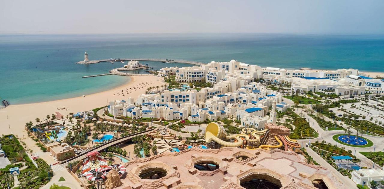منتجع وفيلات هيلتون شاطئ سلوى الذي يعد من أفخم منتجعات قطر على البحر