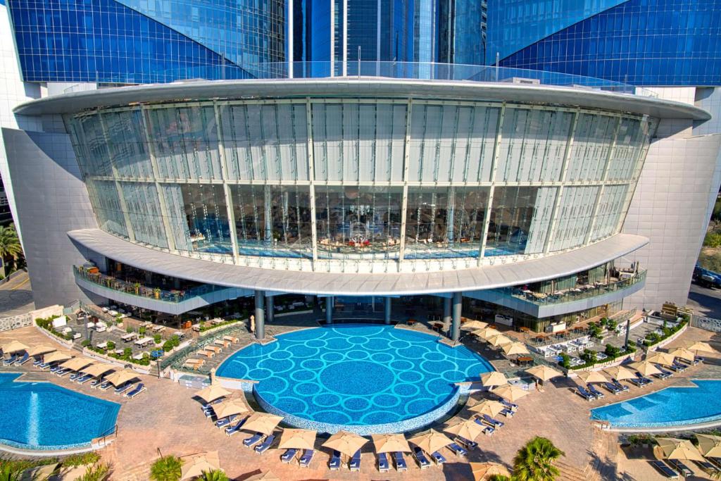 يعد كونراد أبوظبي أبراج الإتحاد أحد أفضل فنادق أبو ظبي مع مسبح
