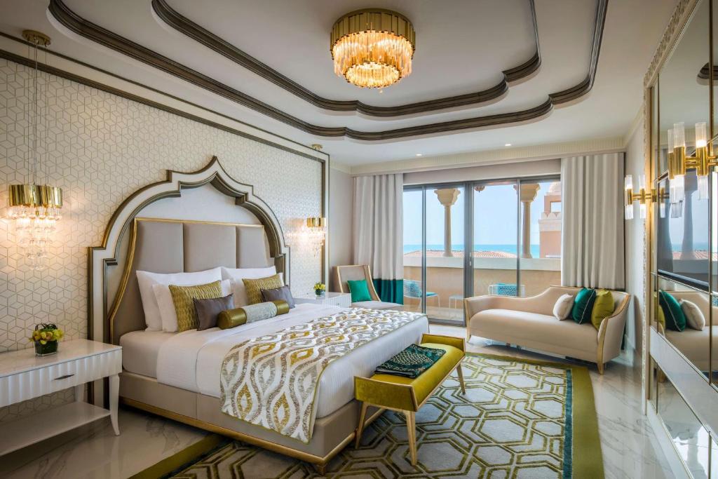 ريكسوس بريميوم جزيرة السعديات يعد من أجمل فنادق أبو ظبي مع مسبح داخلي