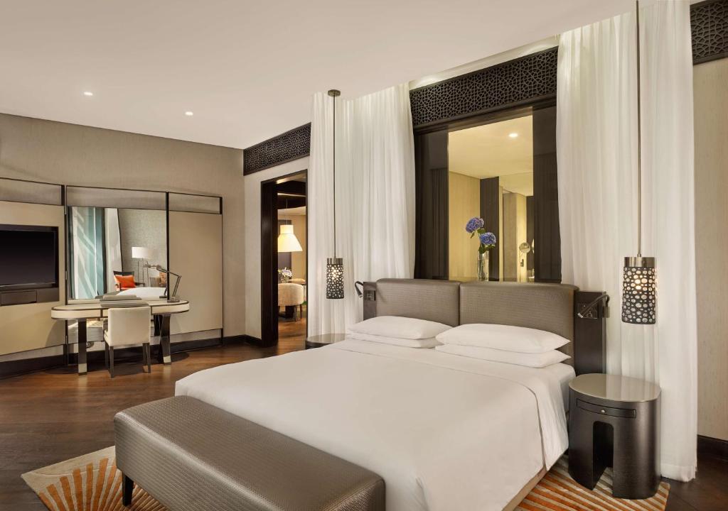 فندق جراند حياة أبو ظبي الكورنيش من أفضل فنادق أبو ظبي خمس نجوم.