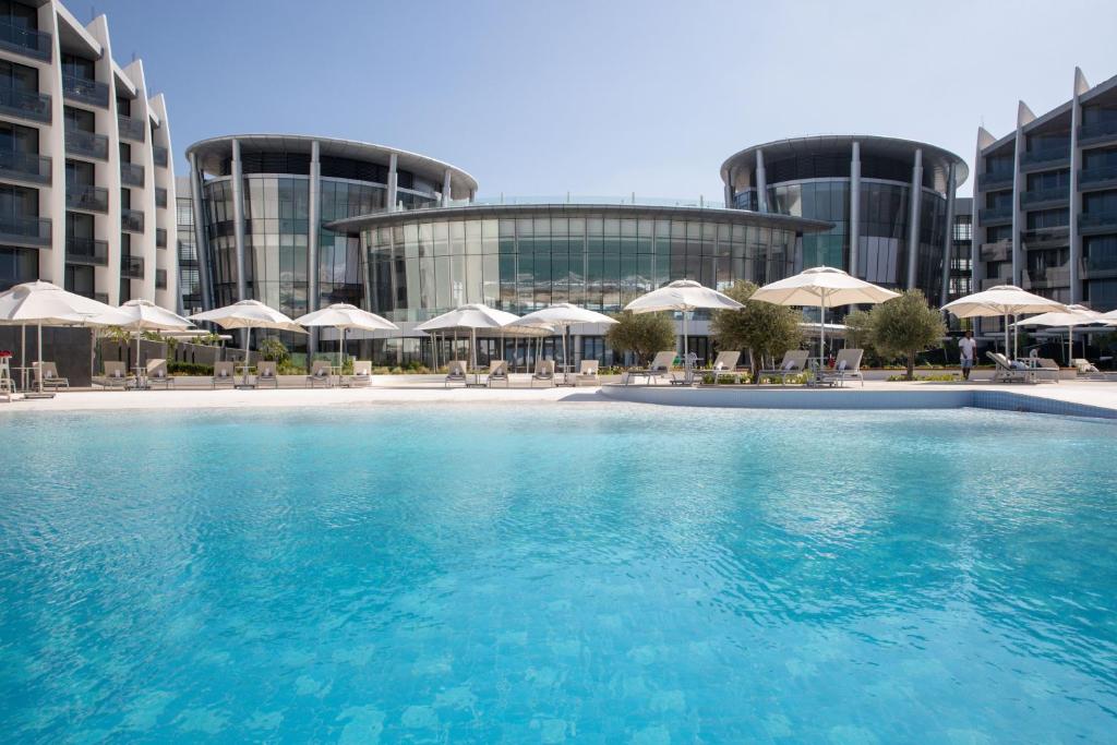 جميرا أبو ظبي السعديات يعتبر من أحسن فنادق مسبح خاص في أبو ظبي

